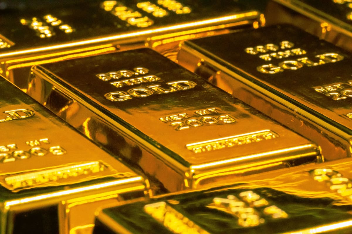 Balanza de precisión con una cadena de oro en el plato
