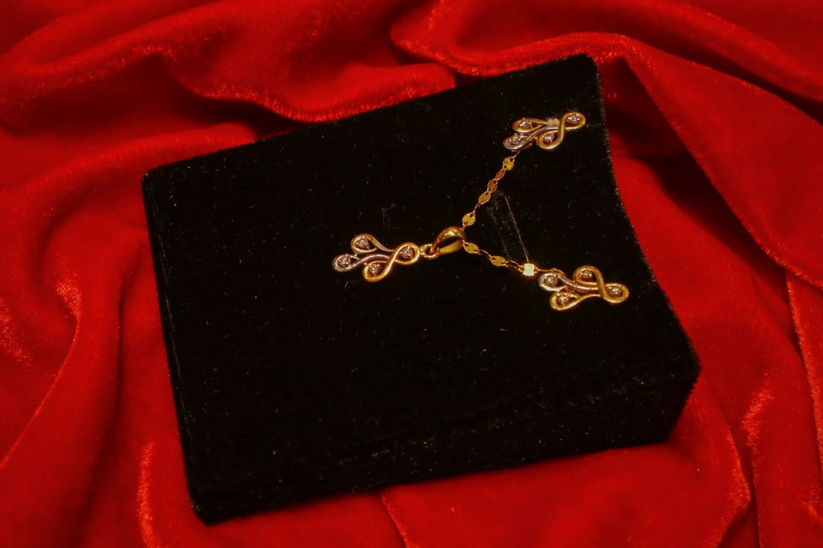 Cadenas y anillos de oro sobre terciopelo