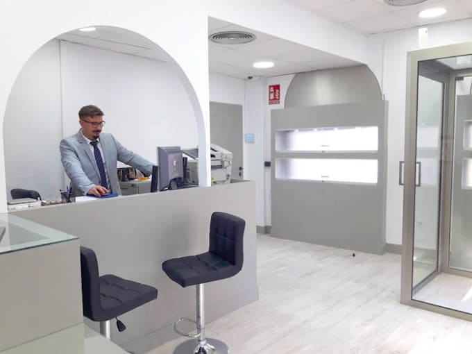 Interior de la tienda Aurum en Estepona: el mostrador de valoración